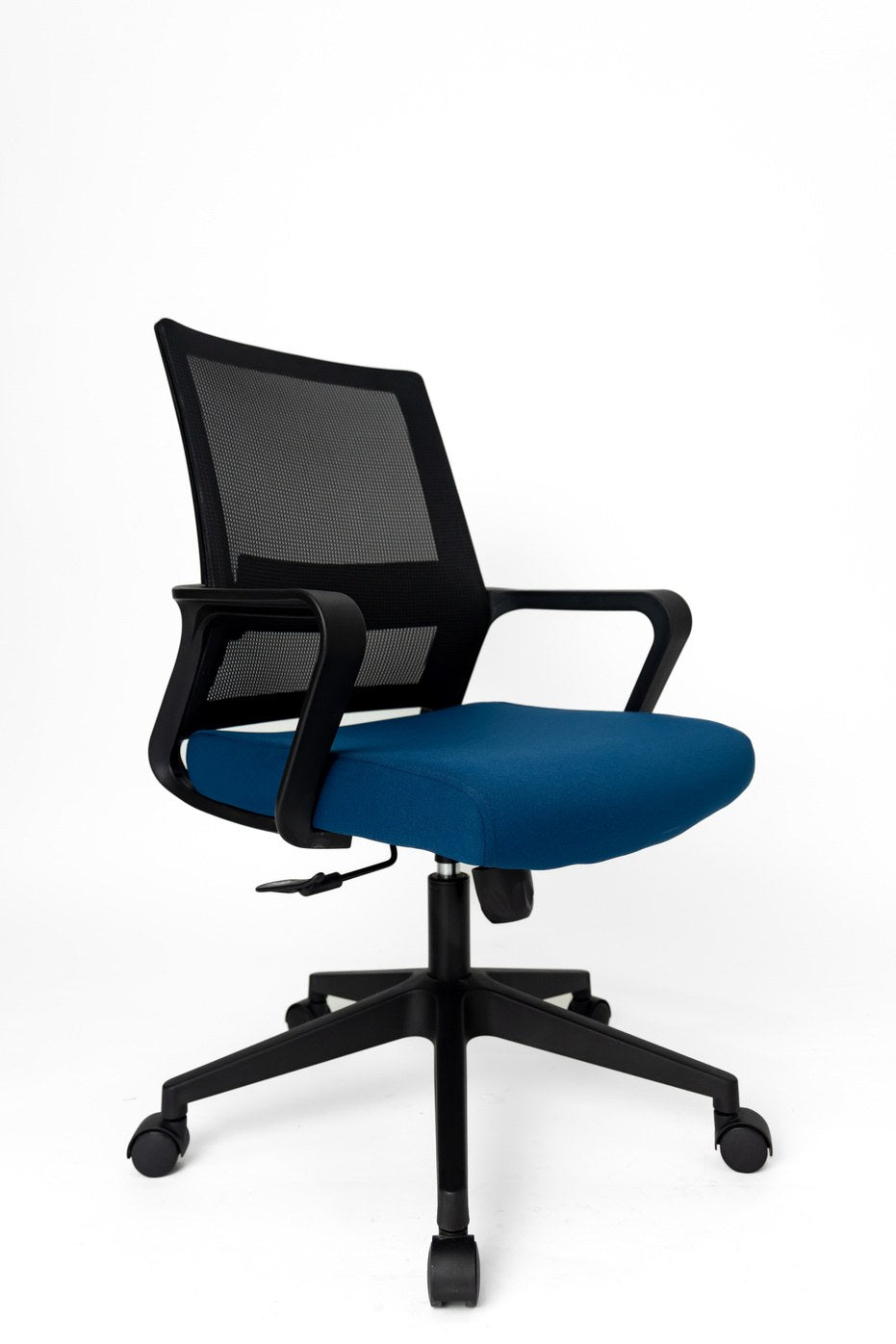 Silla Operativa Zen OffiMobile, asiento azul y base negra, vista frontal en perspectiva.