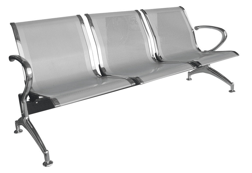Banca Bench Plus de 3 plazas OffiMobile, asiento y respaldo de acero gris perforado, brazos fijos y acabados cromados; vista en perspectiva.