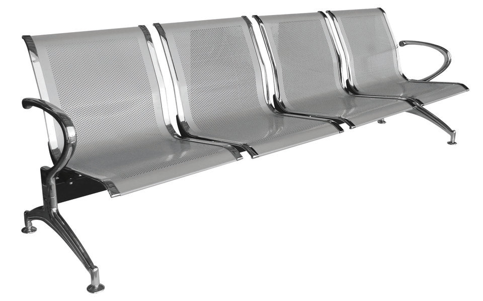 Banca Bench Plus de 4 plazas OffiMobile, asiento y respaldo de acero gris perforado, brazos fijos y acabados cromados; vista en perspectiva.