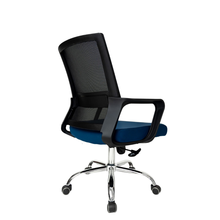 Silla Operativa Zen OffiMobile, asiento azul, base cromada, vista posterior oblicua.