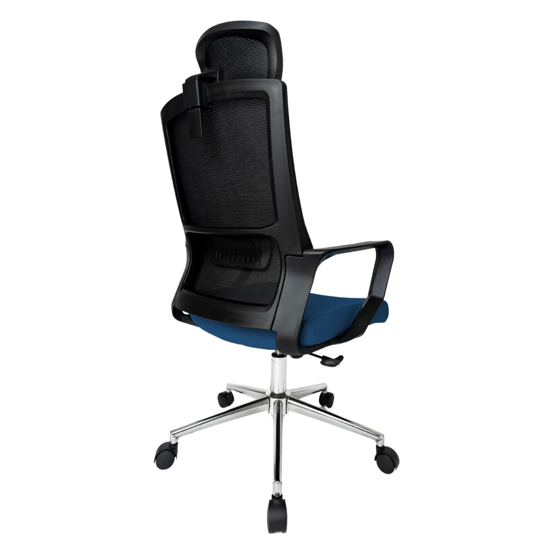 Silla Operativa Zoom Alta OffiMobile, asiento azul, estructura y malla negras, base cromada, vista posterior oblicua.