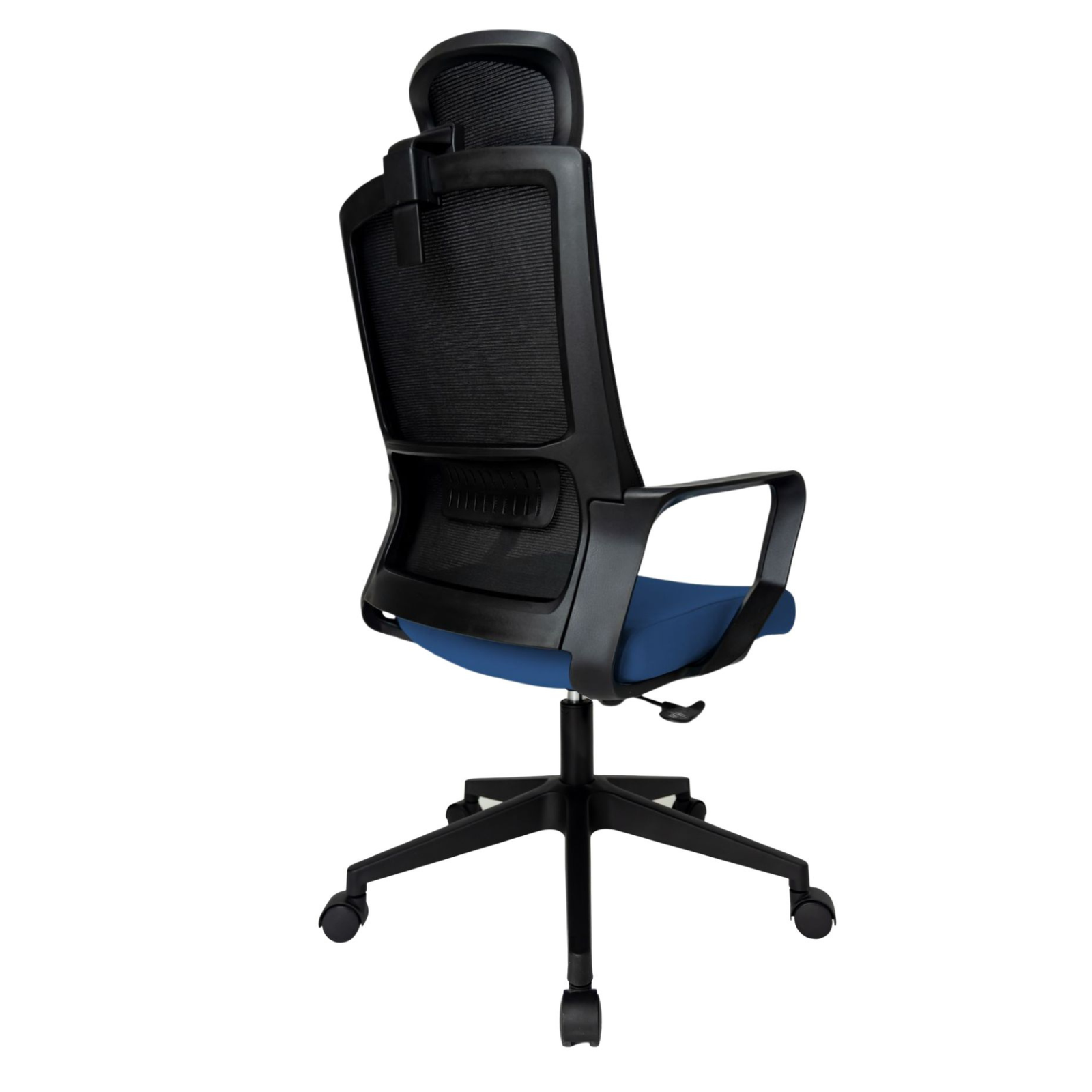 Silla Operativa Zoom Alta OffiMobile, asiento azul, estructura y malla negras, base negra, vista posterior oblicua.