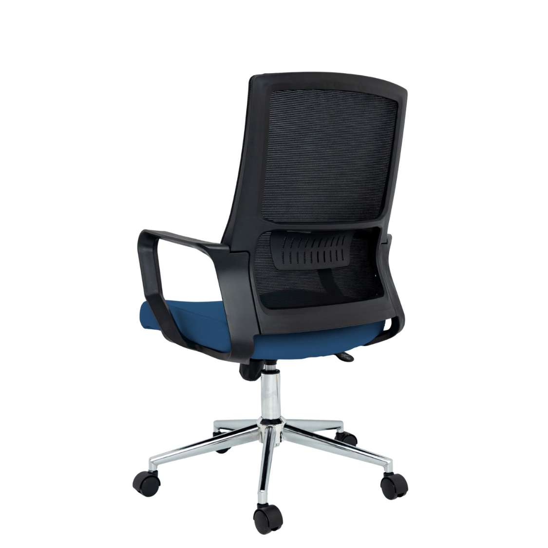 Silla Operativa Zoom Baja OffiMobile, asiento azul, estructura y malla negras, base cromada, vista posterior oblicua.